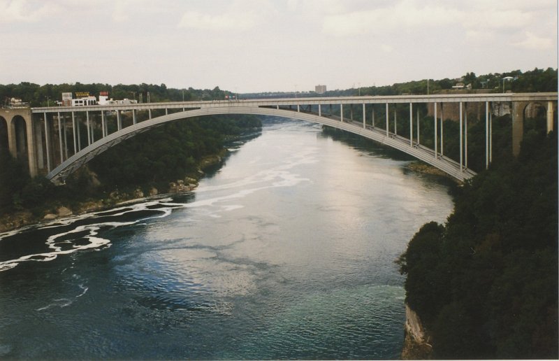 015-Rainbow bridge between USA and Canada.jpg